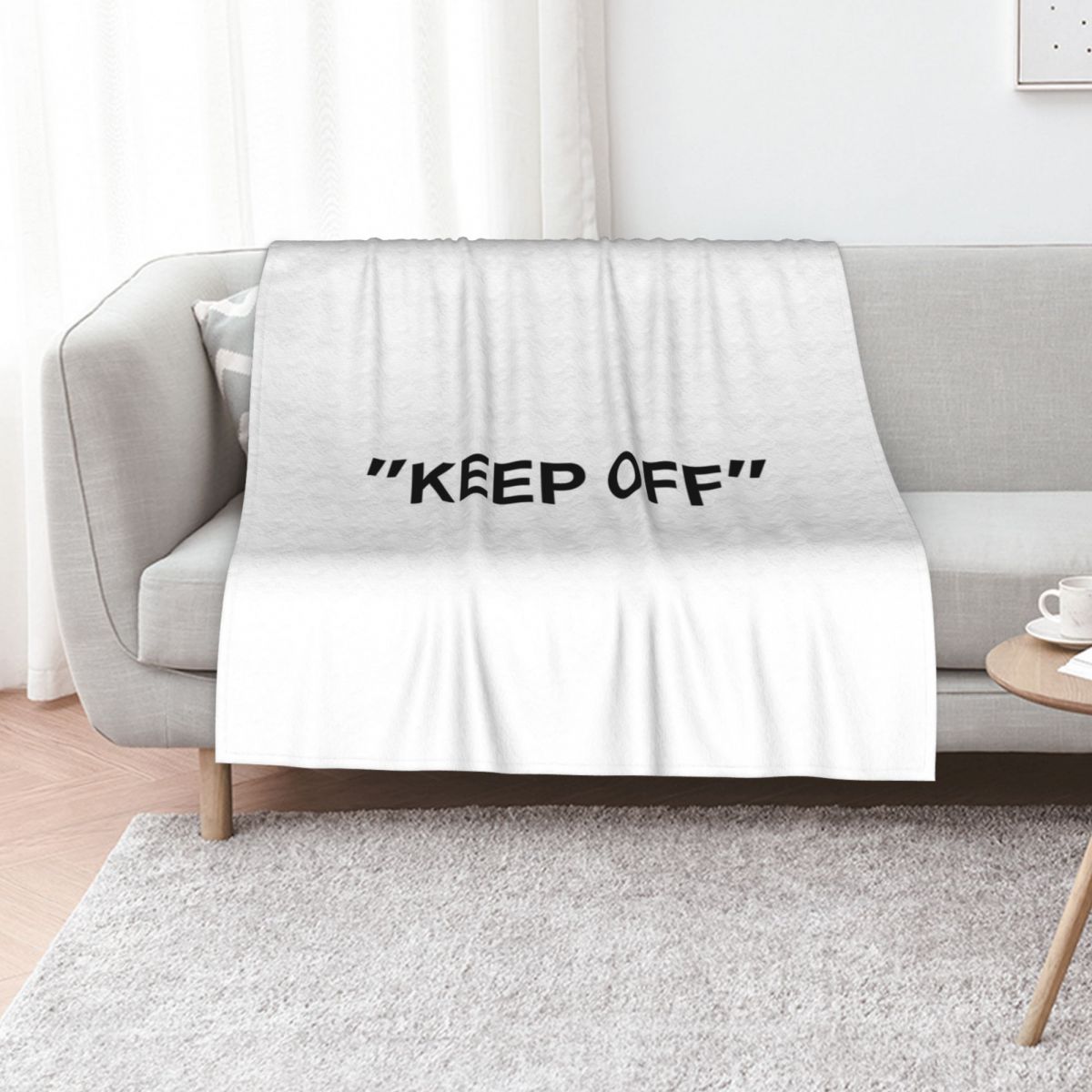 3D Printing Quotation - 「KEEP OFF」のプリントが施された、高級感のあるデザイナーズブランケット。厚手で寝心地が良く、薄手のヴィンテージ風ベッドブランケットとしても使用可能。