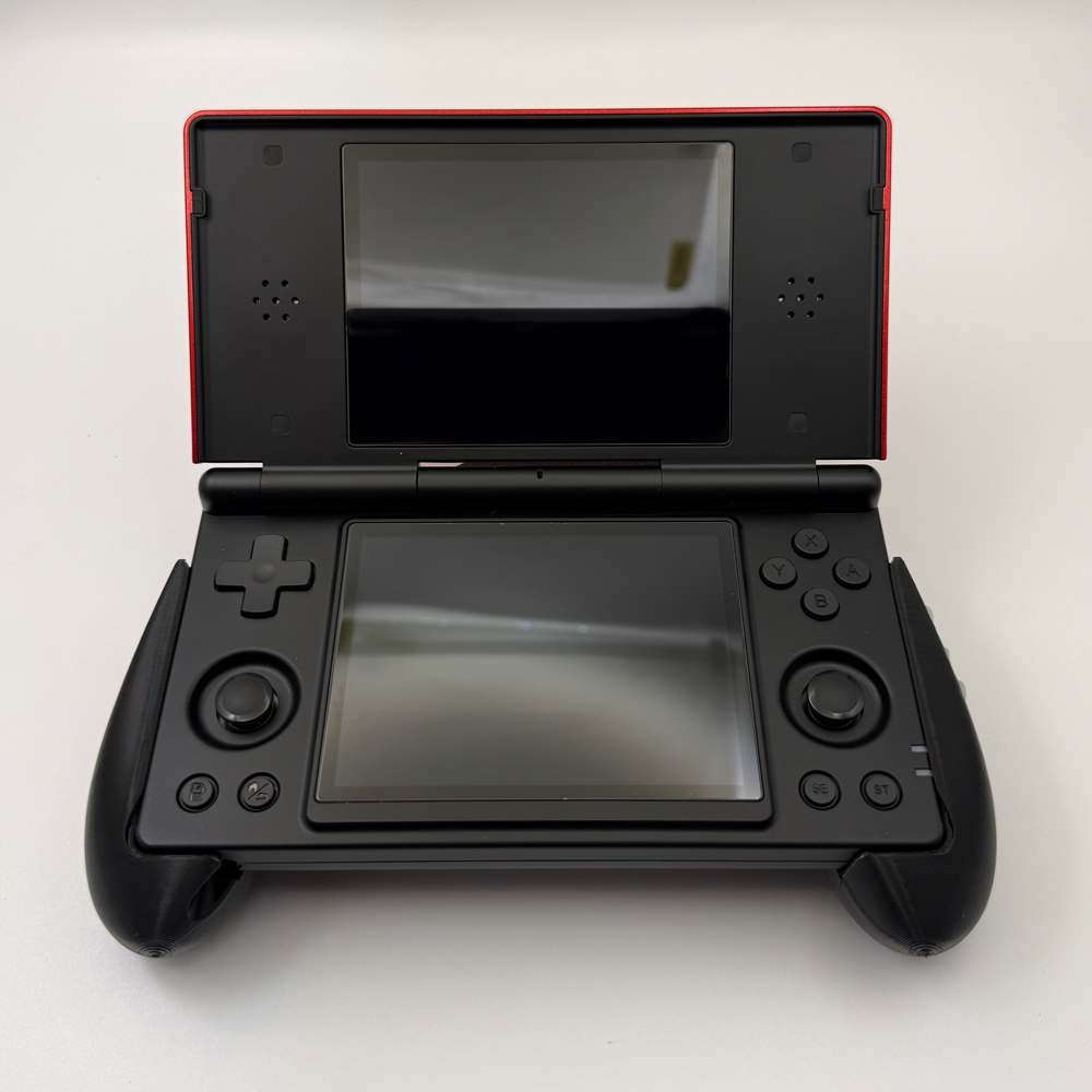3D Printing Design Software - RGDS グリップは人間工学に基づいたデザインで、RG DS ゲームコンソールと互換性があり、ハンドヘルドの快適性を高めるように設計されています。アクセサリー 3D プリント